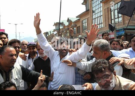 Srinagar, Kaschmir Indien kontrollierten. 5. Mai 2015. Kashmiri Händler rufen Parolen während einer Protestaktion in Srinagar, Sommer in der Hauptstadt von Indien kontrollierten Kaschmir, 5. Mai 2015. Indische Polizei verhaftet ein Dutzend Händler und Tränengas eingesetzt, um sie während einer Protestaktion von Kaschmir Händlern und Herstellern Federation (KTMF) gegen die Regierung angebliche Versäumnis, die Händler auf September 2014 von einer Überschwemmung betroffen zu rehabilitieren zu zerstreuen. Bildnachweis: Javed Dar/Xinhua/Alamy Live-Nachrichten Stockfoto