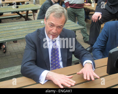 Margate, Großbritannien. 4. Mai 2015. Die UKIP Führer Nigel Farage besucht eine Wahlveranstaltung in Margate, Großbritannien, 4. Mai 2015. Farage, der berühmte Rechtspopulist trifft potenzielle Wähler in diesem sozial schwachen Bereich. Großbritannien-Köpfe zu den Umfragen bei den Parlamentswahlen am 7. Mai 2015 stattfindet. Foto: BRITTA SCHULTEJANS, Dpa/Alamy Live News Stockfoto