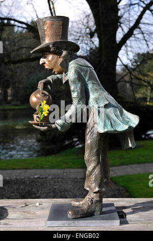 Mad Hatter, Alice im Wunderland Figur in Kilver Court Gardens, Shepton Mallet, Somerset, im Besitz von Roger und Monty Saul Stockfoto