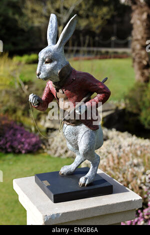 White Rabbit Alice im Wunderland Figur in Kilver Court Gardens, Shepton Mallet, Somerset, im Besitz von Roger und Monty Stockfoto