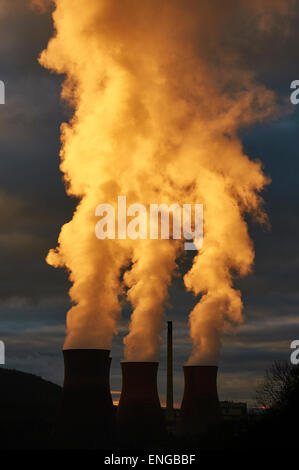 Rauch ausstoßen von Kohle befeuerten Kraftwerk bei Sonnenuntergang. Stockfoto