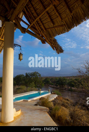 Privater Pool In der luxuriösen Sasaab Lodge am Ufer des Uaso Nyiru Fluss, Samburu County, Samburu National Reserve, Kenia Stockfoto