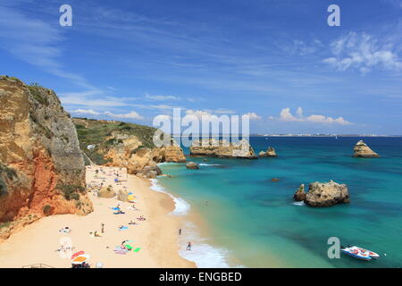 Mit Blick auf den Strand von Praia da Dona Ana in Lagos an der Algarve in Portugal. Beliebt bei Einheimischen und Touristen gleichermaßen, ist es ein Paradies für Sonnenanbeter. Stockfoto