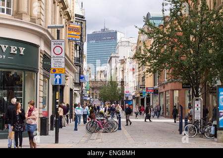 Fußgänger in Manchester Einkaufsstraße. Stockfoto