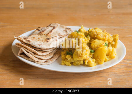 Vegetarische Mahlzeit des Roti Prata mit Aloo Gobi mit milden gemischtes Curry aus Kartoffeln und Blumenkohl Stockfoto