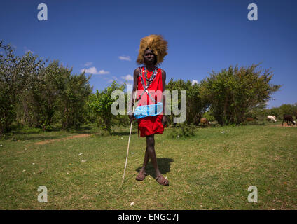 Massai-Krieger mit einem Löwen Hut Pelz auf den Kopf, Nakuru County, Nakuru, Kenia Stockfoto