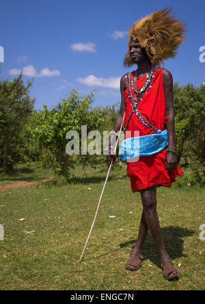 Massai-Krieger mit einem Löwen Hut Pelz auf den Kopf, Nakuru County, Nakuru, Kenia Stockfoto