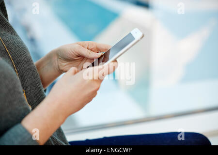 Eine Frau hält ein smart Phone. Stockfoto