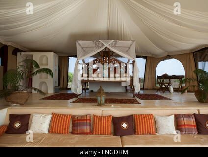 Ein Schlafzimmer In der luxuriösen Sasaab Lodge am Ufer des Uaso Nyiru Fluss, Samburu County, Samburu National Reserve, Kenia Stockfoto