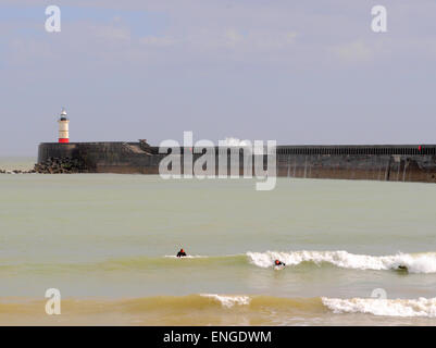 Newhaven, East Sussex, Großbritannien. Mai 2015. Wetter: Einige Szenen von der Südküste, wenn der Wind an einem hellen Frühlings-Nachmittag© zunimmt Stockfoto