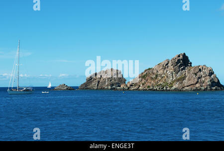 St Barth, St. Barths, Saint-Barthélemy, Französische Antillen, Französische Antillen: ein Segelboot Segeln in der Karibik aus den Hafen von Gustavia Stockfoto