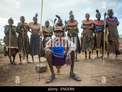 Pokot Stamm Leute Mann anhalten vor den Frauen, Baringo County, Baringo, Kenia Stockfoto