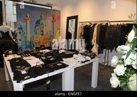 München, Deutschland. 5. Mai 2015. Designer Harald Gloeoeckler eröffnet seine ersten Pop-Up-Store in München, Deutschland, 5. Mai 2015. Ein Pop-Up-Store ist ein temporärer Shop die in leeren Gewerbeflächen geführt wird. Kleidung und Accessoires des Designers können es vom 05 Mai bis 31. Juli 2015 gekauft werden. Foto: URSULA Düren/Dpa/Alamy Live News Stockfoto