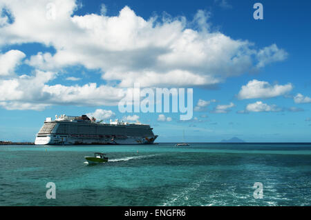 St. Martin, St. Martin, Sint Maarten, Niederländische Antillen: eine Karibik Kreuzfahrt und eine Speed Boot nähert sich der Hafen von Philipsburg Stockfoto