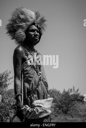 Massai-Krieger mit einem Löwen Hut Pelz auf den Kopf, Nakuru County, Nakuru, Kenia Stockfoto