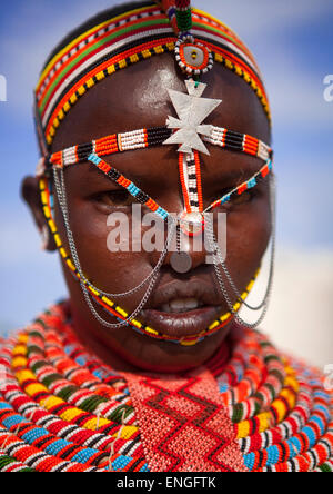 Rendille Tribeswoman tragen traditionelle Kopfbedeckung und Schmuck, Turkana-See, Loiyangalani, Kenia Stockfoto