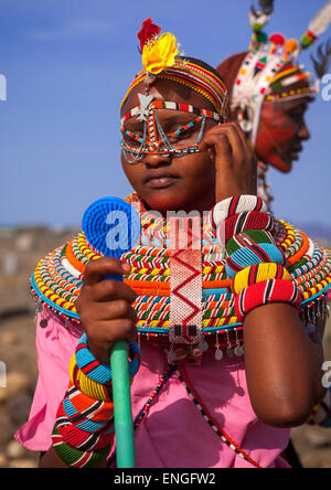 Rendille Tribeswoman tragen traditionelle Kopfbedeckung und Schmuck, Turkana-See, Loiyangalani, Kenia Stockfoto