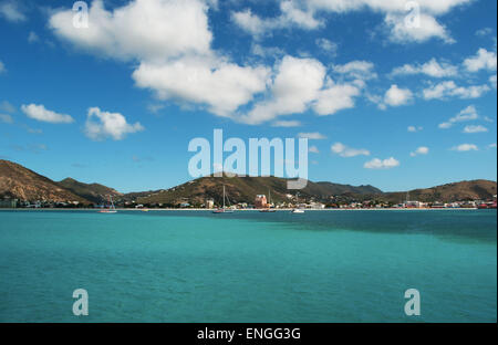 St. Martin, St. Martin, Sint Maarten, Niederländische Antillen: das Karibische Meer und die Skyline von Philipsburg nähert sich der Hafen des holländischen Stadt Stockfoto