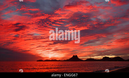 Wolken Glühen mit Farbe, wie die Sonne über Mount Tetakawi, Mexiko Stockfoto