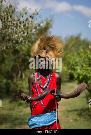 Massai-Krieger mit einem Löwen Hut Pelz auf den Kopf, Nakuru County, Nakuru, Kenia Stockfoto