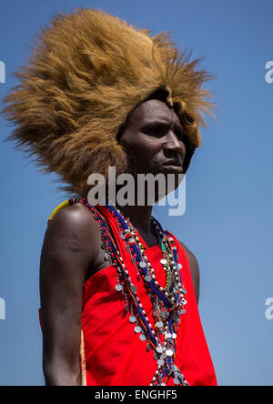 Massai-Krieger mit einem Löwen Hut Pelz auf den Kopf, Nakuru County, Nakuru, Kenia Stockfoto