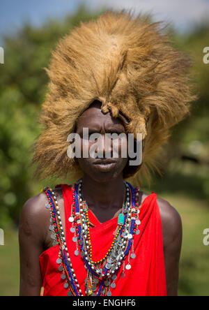 Massai-Krieger mit einem Löwen Hut Pelz auf den Kopf, Nakuru County, Nakuru, Kenia Stockfoto