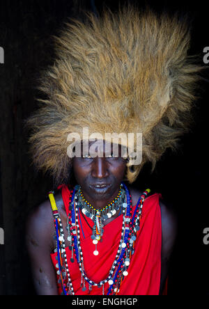 Massai-Krieger mit einem Löwen Hut Pelz auf den Kopf, Nakuru County, Nakuru, Kenia Stockfoto