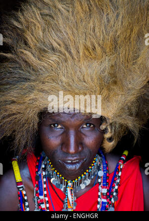 Massai-Krieger mit einem Löwen Hut Pelz auf den Kopf, Nakuru County, Nakuru, Kenia Stockfoto