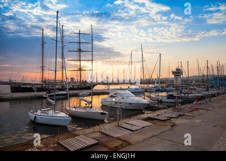 Segelschiffe und Yachten stehen bei Sonnenuntergang in Varna Hafen festgemacht. Schwarzmeerküste, Bulgarien Stockfoto