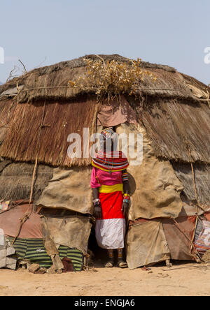 Rendille Tribeswoman tragen traditionelle Kopfbedeckung und Schmuck, Marsabit District, Ngurunit, Kenia Stockfoto