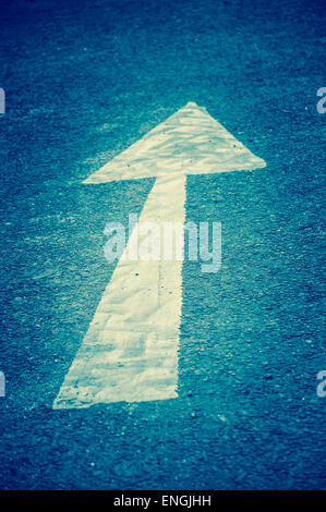 Zeigt weiße Verkehr Pfeil auf Asphalt mit gesättigten blau Stockfoto