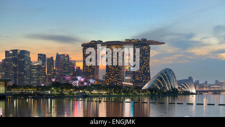 Singapur Financial District Stadtbild von Gärten durch die Bucht Osten Stockfoto