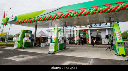 Prag, Tschechische Republik. 5. Mai 2015. MOL Tankstelle ist während einer feierlichen Einführung der Marke MOL am tschechischen Markt in Prag, Tschechische Republik, 5. Mai 2015 gesehen. MOL ungarische Öl halten will 80 Stationen in der Tschechischen Republik bis zum Ende des Jahres betreiben. MOL-Gruppe betreibt bereits 183 Tankstellen Pap-Öl, Slovnaft und Lukoil in der Tschechischen Republik. Nun begann MOL umbenennen, die wurde im Dezember letzten Jahres geraten. MOL plant weitere Expansion in der Tschechischen Republik, es funktioniert auch die Agip-Tankstellen ab August. Bildnachweis: Vit Simanek/CTK Foto/Alamy Live-Nachrichten Stockfoto