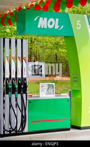 Prag, Tschechische Republik. 5. Mai 2015. MOL Tankstelle ist während einer feierlichen Einführung der Marke MOL am tschechischen Markt in Prag, Tschechische Republik, 5. Mai 2015 gesehen. MOL ungarische Öl halten will 80 Stationen in der Tschechischen Republik bis zum Ende des Jahres betreiben. MOL-Gruppe betreibt bereits 183 Tankstellen Pap-Öl, Slovnaft und Lukoil in der Tschechischen Republik. Nun begann MOL umbenennen, die wurde im Dezember letzten Jahres geraten. MOL plant weitere Expansion in der Tschechischen Republik, es funktioniert auch die Agip-Tankstellen ab August. Bildnachweis: Vit Simanek/CTK Foto/Alamy Live-Nachrichten Stockfoto