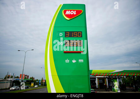 Prag, Tschechische Republik. 5. Mai 2015. MOL Tankstelle ist während einer feierlichen Einführung der Marke MOL am tschechischen Markt in Prag, Tschechische Republik, 5. Mai 2015 gesehen. MOL ungarische Öl halten will 80 Stationen in der Tschechischen Republik bis zum Ende des Jahres betreiben. MOL-Gruppe betreibt bereits 183 Tankstellen Pap-Öl, Slovnaft und Lukoil in der Tschechischen Republik. Nun begann MOL umbenennen, die wurde im Dezember letzten Jahres geraten. MOL plant weitere Expansion in der Tschechischen Republik, es funktioniert auch die Agip-Tankstellen ab August. Bildnachweis: Vit Simanek/CTK Foto/Alamy Live-Nachrichten Stockfoto