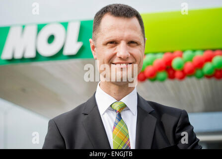 Prag, Tschechische Republik. 5. Mai 2015. MOL Tankstelle ist während einer feierlichen Einführung der Marke MOL am tschechischen Markt in Prag, Tschechische Republik, 5. Mai 2015 gesehen. MOL ungarische Öl halten will 80 Stationen in der Tschechischen Republik bis zum Ende des Jahres betreiben. MOL-Gruppe betreibt bereits 183 Tankstellen Pap-Öl, Slovnaft und Lukoil in der Tschechischen Republik. Nun begann MOL umbenennen, die wurde im Dezember letzten Jahres geraten. MOL plant weitere Expansion in der Tschechischen Republik, es funktioniert auch die Agip-Tankstellen ab August. Bildnachweis: Vit Simanek/CTK Foto/Alamy Live-Nachrichten Stockfoto