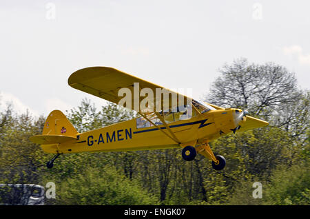 Einen klassischen Leichtflugzeug - Piper PA18 Super Cub G-AMEN ausziehen aus Popham Flugplatz im Mai 2015. Stockfoto