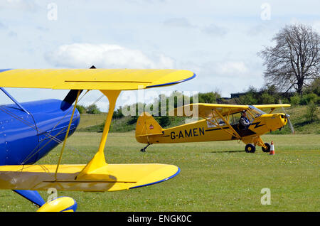 Einen klassischen Leichtflugzeug - Piper PA18 Super Cub G-AMEN taxis zur Startbahn am Popham Flugplatz im Mai 2015. Stockfoto