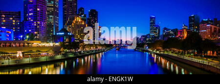 Panoramablick Nachtansicht über Yarra River und Wolkenkratzer in Melbourne, Australien Stockfoto