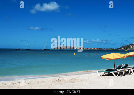 St. Martin, St. Martin, Sint Maarten, Niederländische Antillen: Relaxen am Strand in San Jose, dem Karibischen Meer und Liegestühlen mit Sonnenschirmen Stockfoto