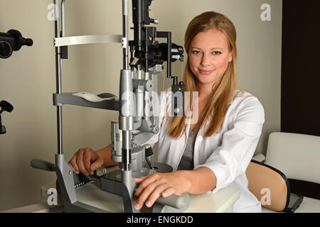 Porträt von weiblichen Augenarzt mit Ausrüstung in office Stockfoto