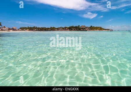 Isla Mujeres, Mexiko - 23. April 2014: Tagesansicht tropischen Meer und die Küste am berühmten Strand von Playa del Norte in Isla Mujeres, M Stockfoto