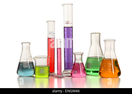 Laborglas mit Flüssigkeiten in verschiedenen Farben, die isoliert auf weißem Hintergrund - mit Beschneidungspfad auf Glas Stockfoto