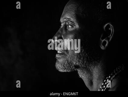 Porträt einer Reifen Samburu Tribesman, Samburu County, Samburu National Reserve, Kenia Stockfoto