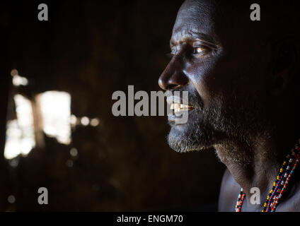 Porträt einer Reifen Samburu Tribesman, Samburu County, Samburu National Reserve, Kenia Stockfoto