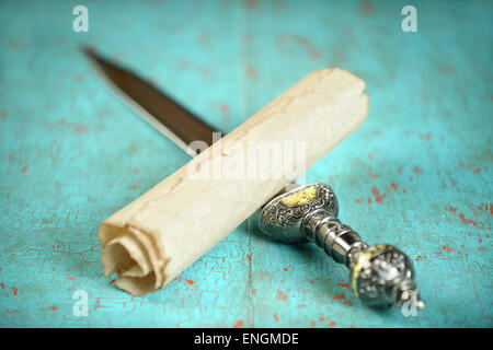 Vintage Scroll und römische Schwert auf alten Tisch Stockfoto
