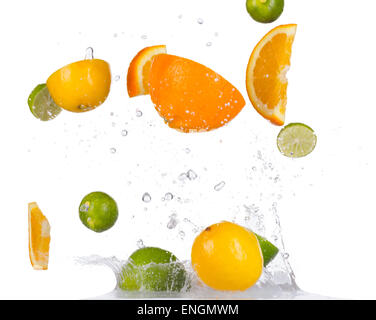 Frische Orangen, Limetten und Zitronen mit Wasser spritzt auf schwarzem Hintergrund isoliert Stockfoto