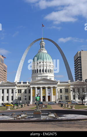 Old Courthouse und St. Louis Gateway Arch im Hintergrund Stockfoto