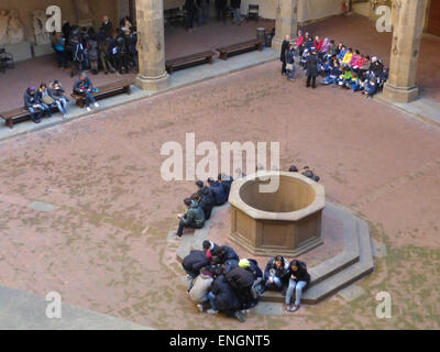 Bereich oder inneren Eingangshof des Bargello Museum in Florenz, wo Schule Besuchergruppen montieren Stockfoto