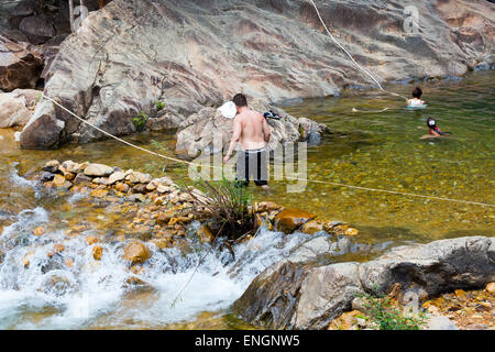 Touristen in den See des Klong Phlu Wasserfalls auf Ko Chang, Thailand Stockfoto